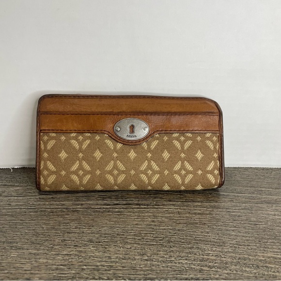 Fossil Brown and Cream Patterned Wallet. Pre-owned. Leather/cloth. - Picture 1 of 9